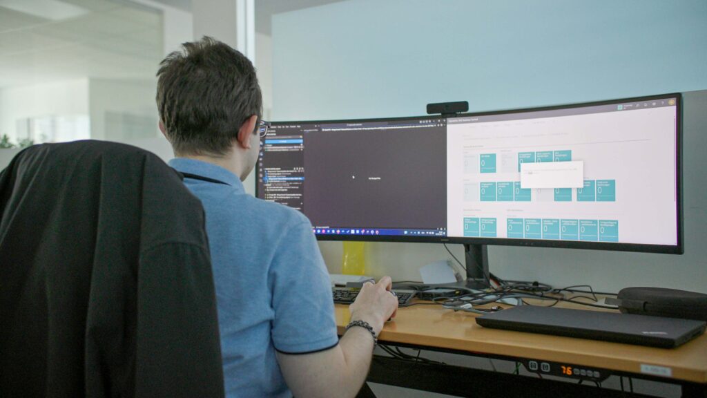 Ein Kallysoft Mitarbeiter nutzt Microsoft Dynamics am Computer – IT-Lösungen im Case Study Video mit Air Service Basel